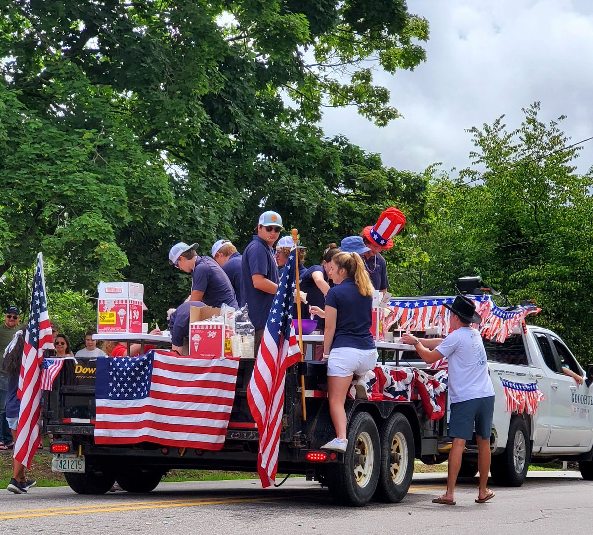 GingerHankins's tweet photo. Happy #4thofJuly from family friendly Wolfeboro #NewHampshire Where ice cream cones are served off parade floats. Presidential candidates? Who cares. https://t.co/ECuxq0OaWx