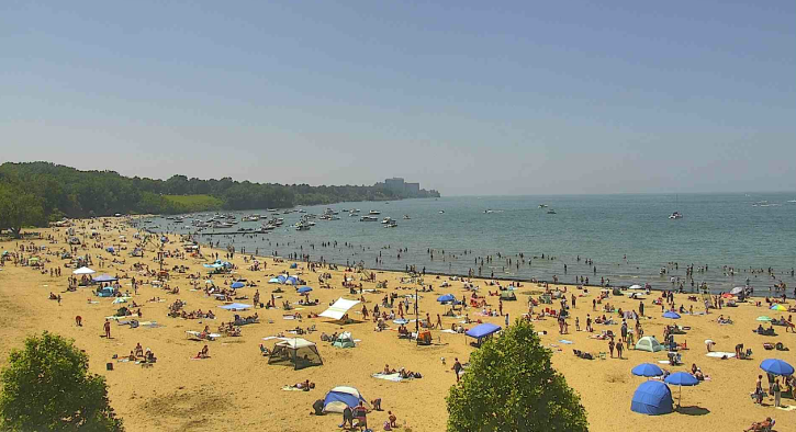 SamRobertsWX's tweet photo. Packed house at #EdgewaterBeach this afternoon! #July4th #Cleveland https://t.co/WiDBZDb2px