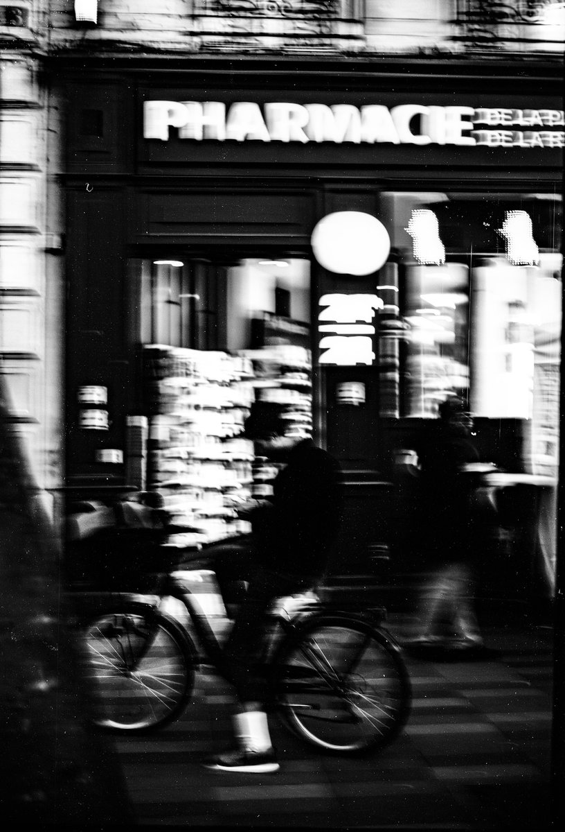 Moritzette's tweet photo. On peut abuser de l'obscur en photographie mais pas dans les esprits.
#filmphotography #thedaily35mm #blackandwhite #JeudiPhoto #the35mmdiary #back2thebase #Monochrome  #staybrokeshootfilm #filmlove #filmcommunity #argentique #filmisalive #blackandwhitephotography #noiretblanc https://t.co/baN89KQ0AO