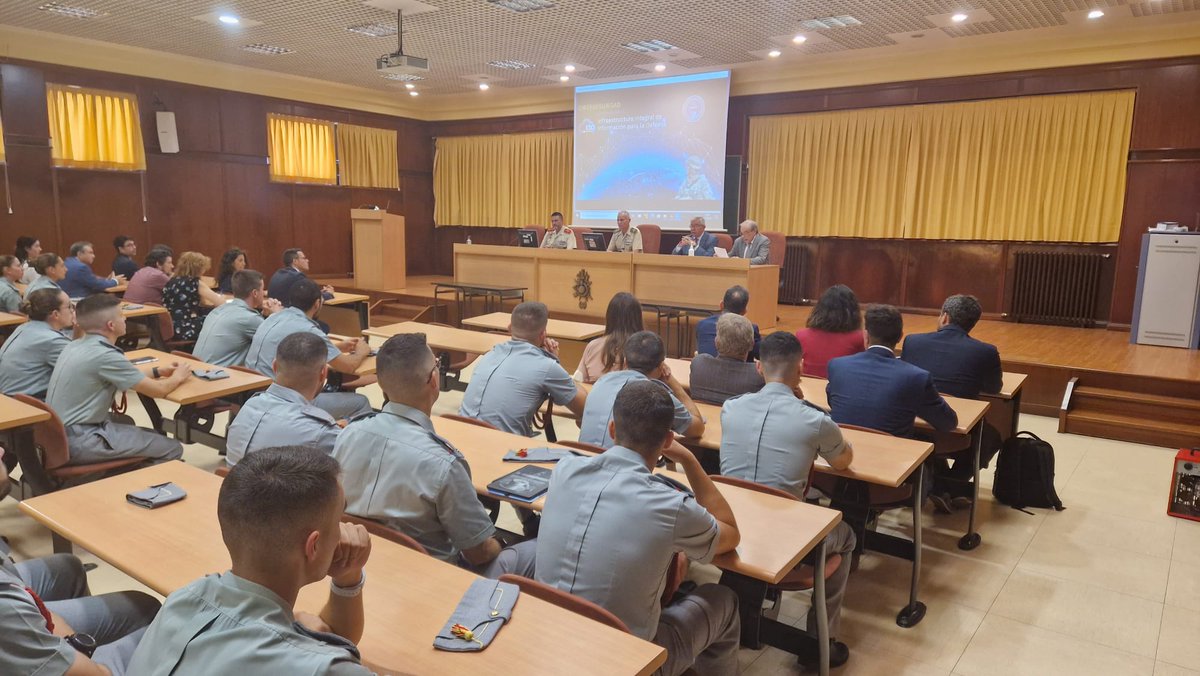 CUDZaragoza's tweet photo. Concluye en #AGM_ET la 8ª #JornadaTICDefensa organizada por @CUDZaragoza @coitt_aegitt y @TelecosAragon para enriquecer la formación en #ciberseguridad de futuros oficiales #Transmisiones @EjercitoTierra. Gracias a ponentes #CESTIC @Defensagob @proofpoint @Fortinet @TeldatCorp https://t.co/VQjwX2RU6v