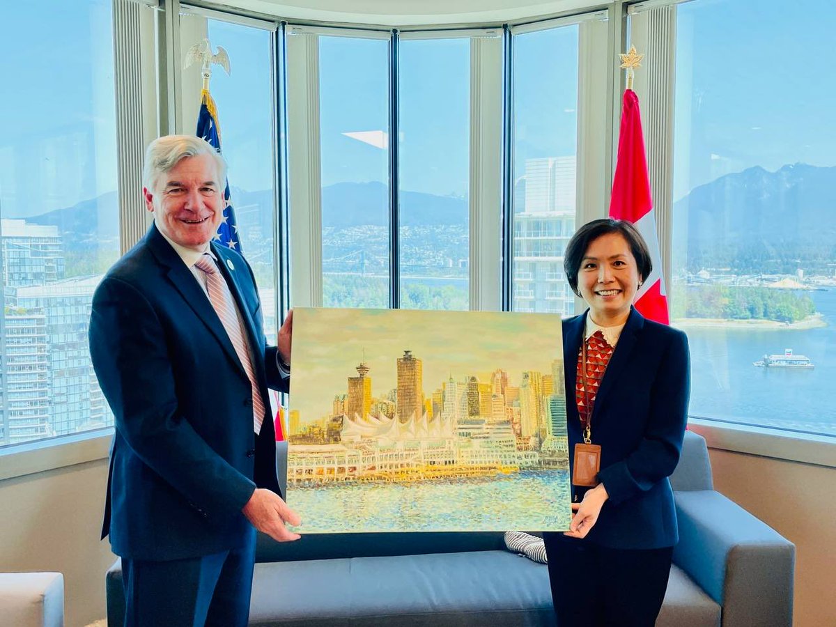 Bidding farewell to our good friend, CG Brent Hardt of the US Consulate General in Vancouver. Oil painting by Taiwanese Canadian artist Lucy Lu. 🤝