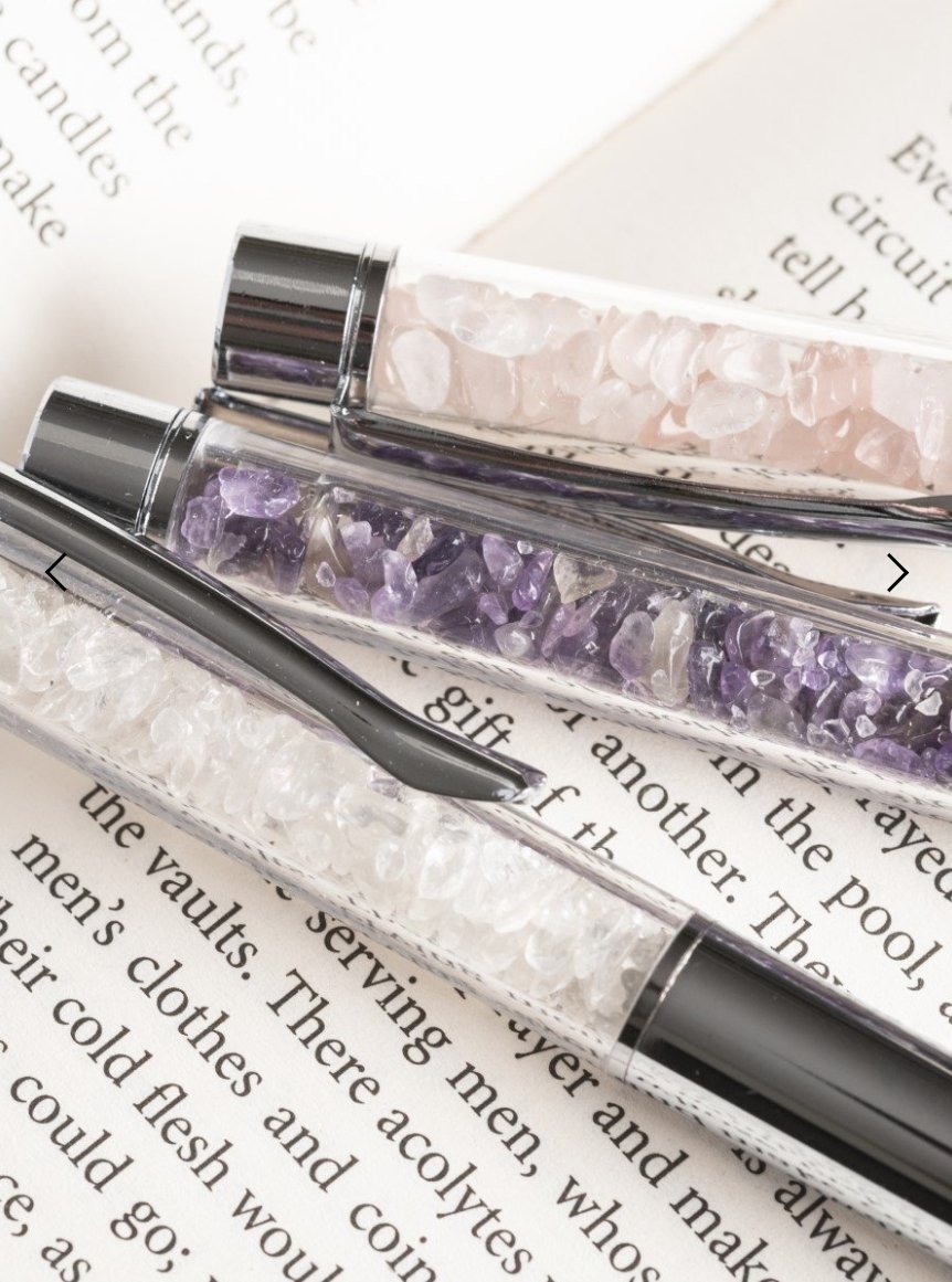 MaryAF's tweet photo. @CharleneWhite I would love to send you a gorgeous new pen from https://t.co/1ClVcsIMGM Yesterday hosting ITV NEWS with a blue biro &amp; today a black biro. How about a nice amethyst one? https://t.co/Iv4OMrEjMv