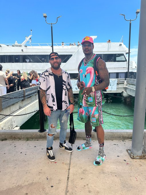 Joshua Hopkins’s pics and videos