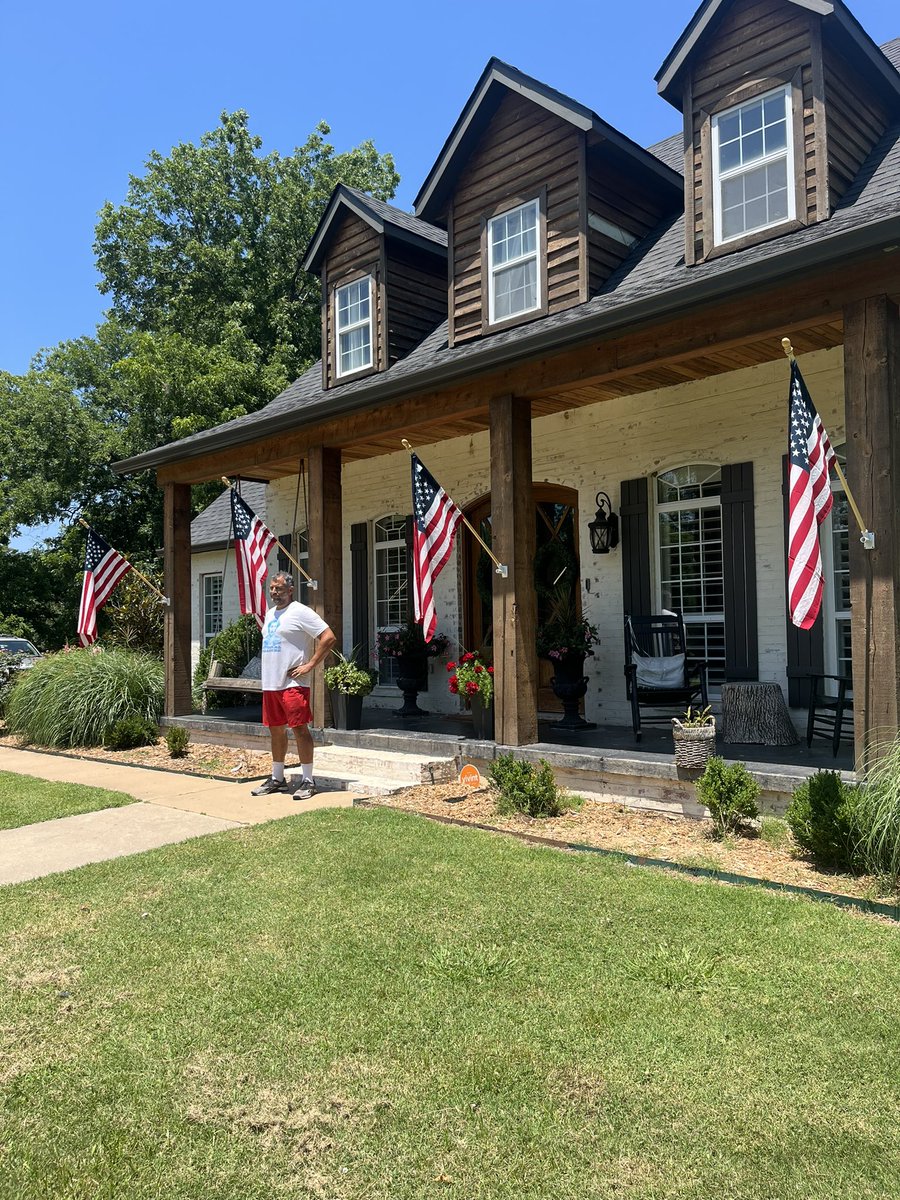 BubbaBurcham's tweet photo. Happy 4th of July! That’s a good looking lawn. #dadstance #dadlife https://t.co/yHOJJmEI8Y