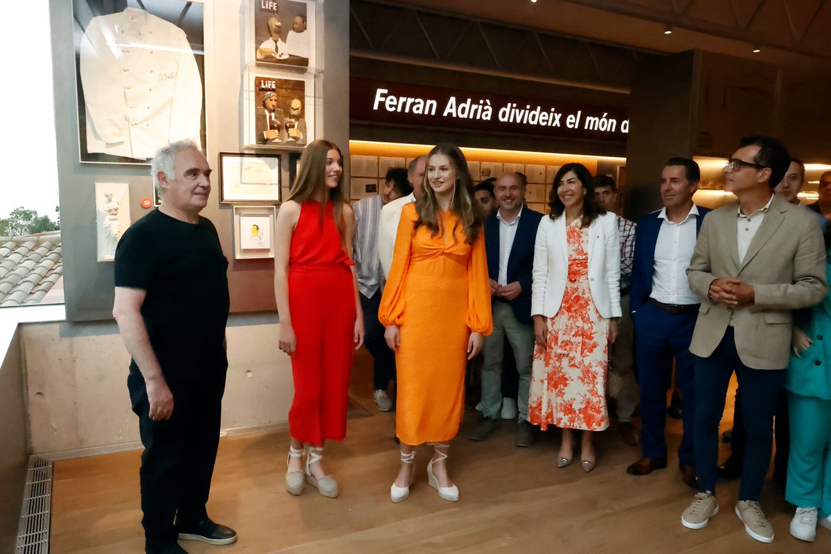 La Princesa de Asturias y de Girona y la Infanta Sofía, acompañadas de jóvenes vinculados a @FPdGi, han visitado #elbulli1846, un museo para reflexionar sobre el conocimiento, la innovación y la historia del restaurante elBulli.

➡️casareal.es/ES/Actividades… #PremiosPrincesaDeGirona