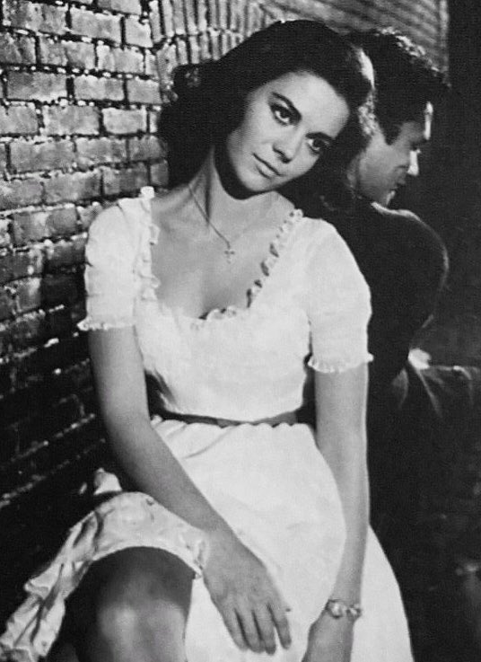 NWScrapbook's tweet photo. Natalie as Maria in West Side Story (1961). https://t.co/JOavl8HcuJ