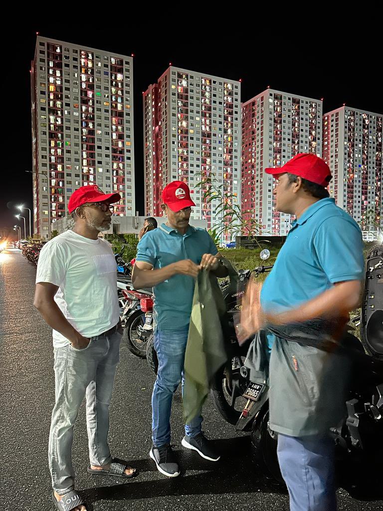 JPSecretariat's tweet photo. ދެކުނު ކެމްޕެއިން މެނޭޖަރ ލީޑަރުގެ ސްޕެޝަލް އެންވޯއި އިލްހާމް އަހުމަދުގެ ޓީމުން ޖޭޕީގެ ރިޔާސީ ކެންޑިޑޭޓް އޮނަރަބްލް ގާސިމް އިބްރާހިމްގެ ކެމްޕޭން ގައި މިރޭވެސް ފޭސް 2 ގައި ދޮރުންދޮރަށް ކެމްޕެއިން ކުރިޔަށް ގެންދަވައިފިއެވެ. https://t.co/2Fz33OINch