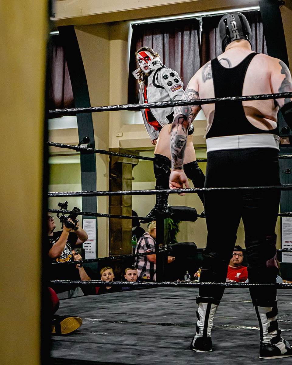 MinionPortraits's tweet photo. Stare down between @joekessleruk and @BigVanWesker at @WRSTLEIsland last weekend. https://t.co/OZbLDcVk30