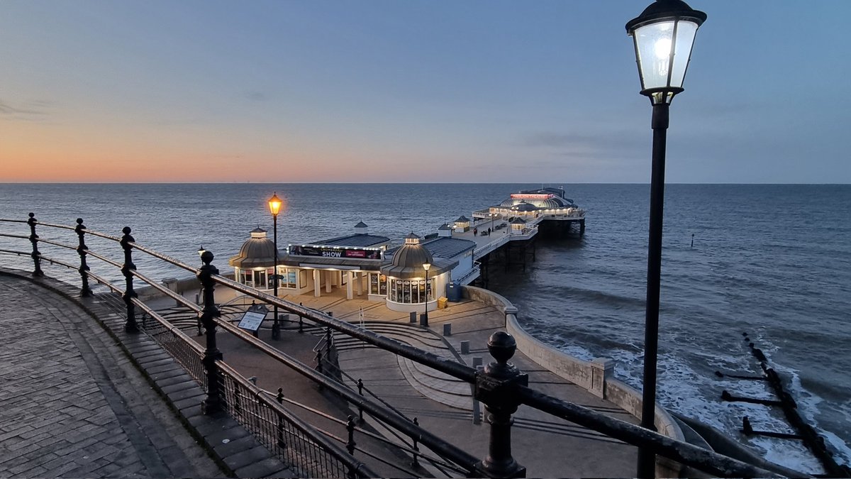 SandsSecret's tweet photo. I don't do #photos, but #Cromer does. #ComeSeeForYourself @SandsSecret Accommodation for Two. Available end of July and throughout the year. #NorthNorfolk always has something https://t.co/YdmG9xTN59