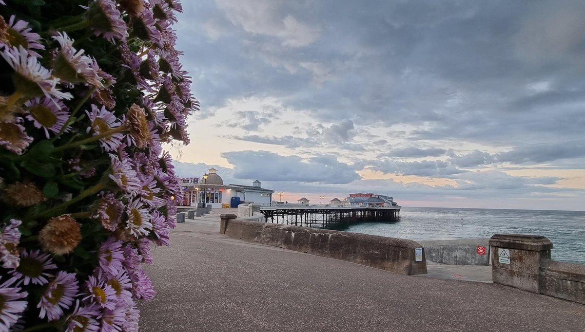 SandsSecret's tweet photo. I don't do #photos, but #Cromer does. #ComeSeeForYourself @SandsSecret Accommodation for Two. Available end of July and throughout the year. #NorthNorfolk always has something https://t.co/YdmG9xTN59