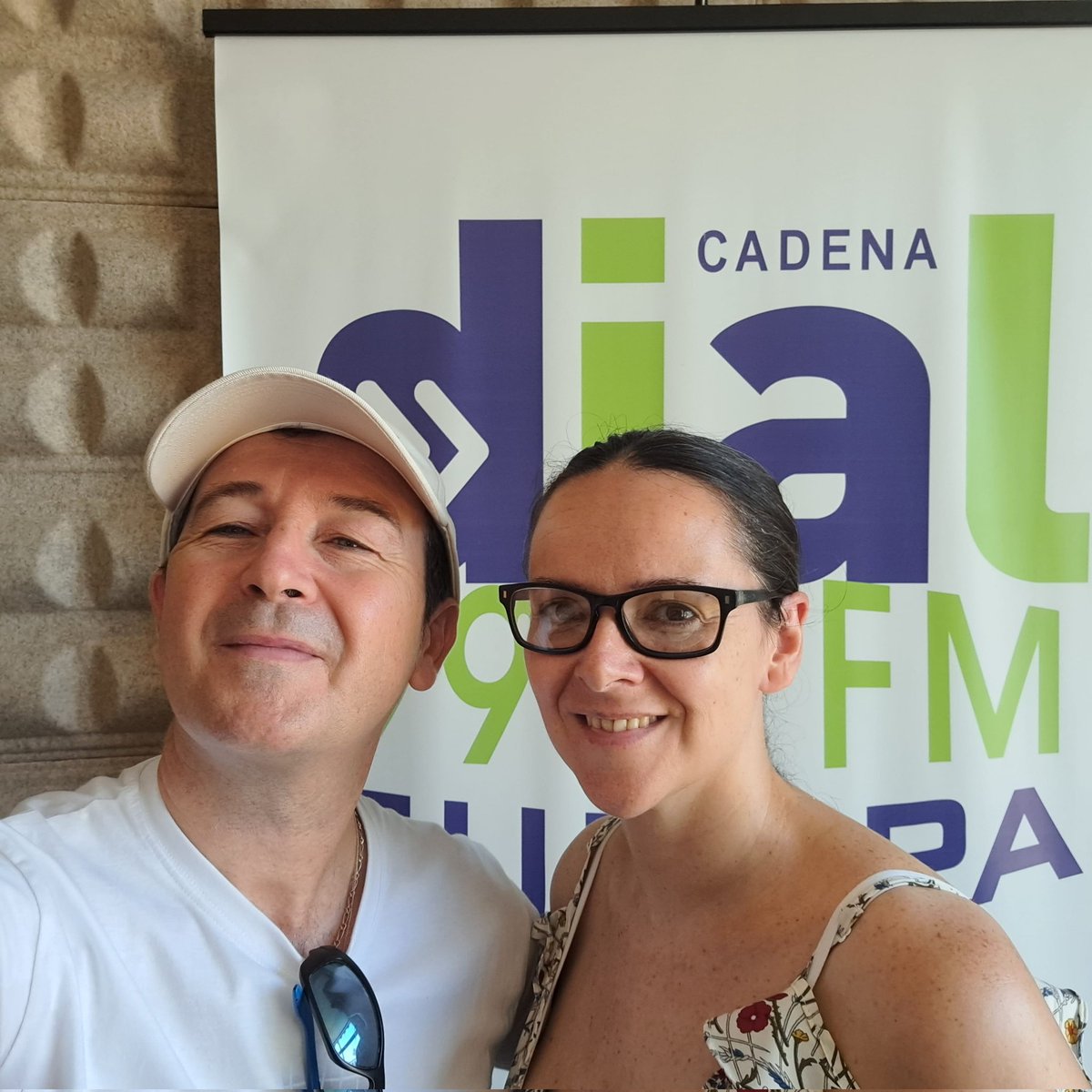 Otro de esos ratitos encantadores con Rocío y David Díaz a los mandos en #CADENADIAL #EUROPA  hablándoles de  #SONRISASINFÓNICA
🎸 🎹🎷🎺🥁🎶❤️ mientras sonaba de fondo "Pintaré la lluvia de color"🌼 🎶 🎶 🎶 🌼 Gracias por tanto cariño!! ❤️