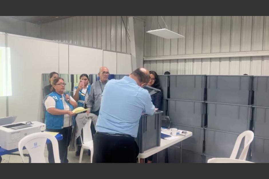 soy_502's tweet photo. 🚨¡ATENCIÓN!🚨 ⎪¡Revisan papeletas! Junta Electoral cambia un voto y se lo adjudica a Valor

<<VIDEO>>

Estas son las imágenes del momento en que ocurrió:

https://t.co/21nnnVF9I5 https://t.co/2v61Ys12fx