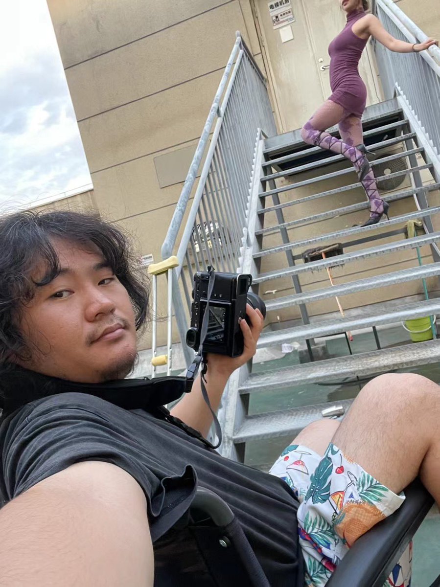 昨天出去又摔了，另一条腿也废了，
哈哈哈哈哈哈，
不过感谢苏西，以后不拖她图了，
看我受伤，帮我把厨房卫生搞了。
灶台擦的锃亮。
甚至鱼葱葱哥都帮我扫了地。
@Yucong_yaa https://t.co/ObDqqkry7a