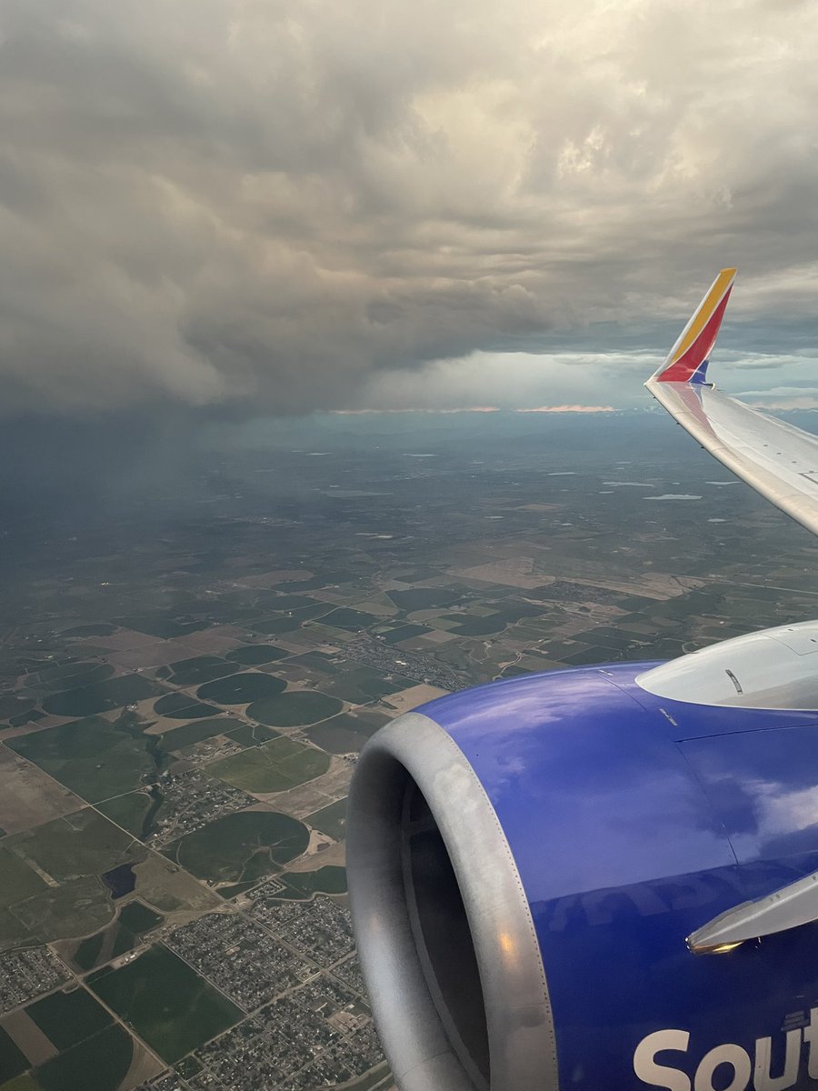 goavs925's tweet image. The flight into DIA last night and we barely felt a bump.  I would fly again with our pilot any time!! #summerthunderstorms #COwx @LaurenCBS4 @DaveCBS4