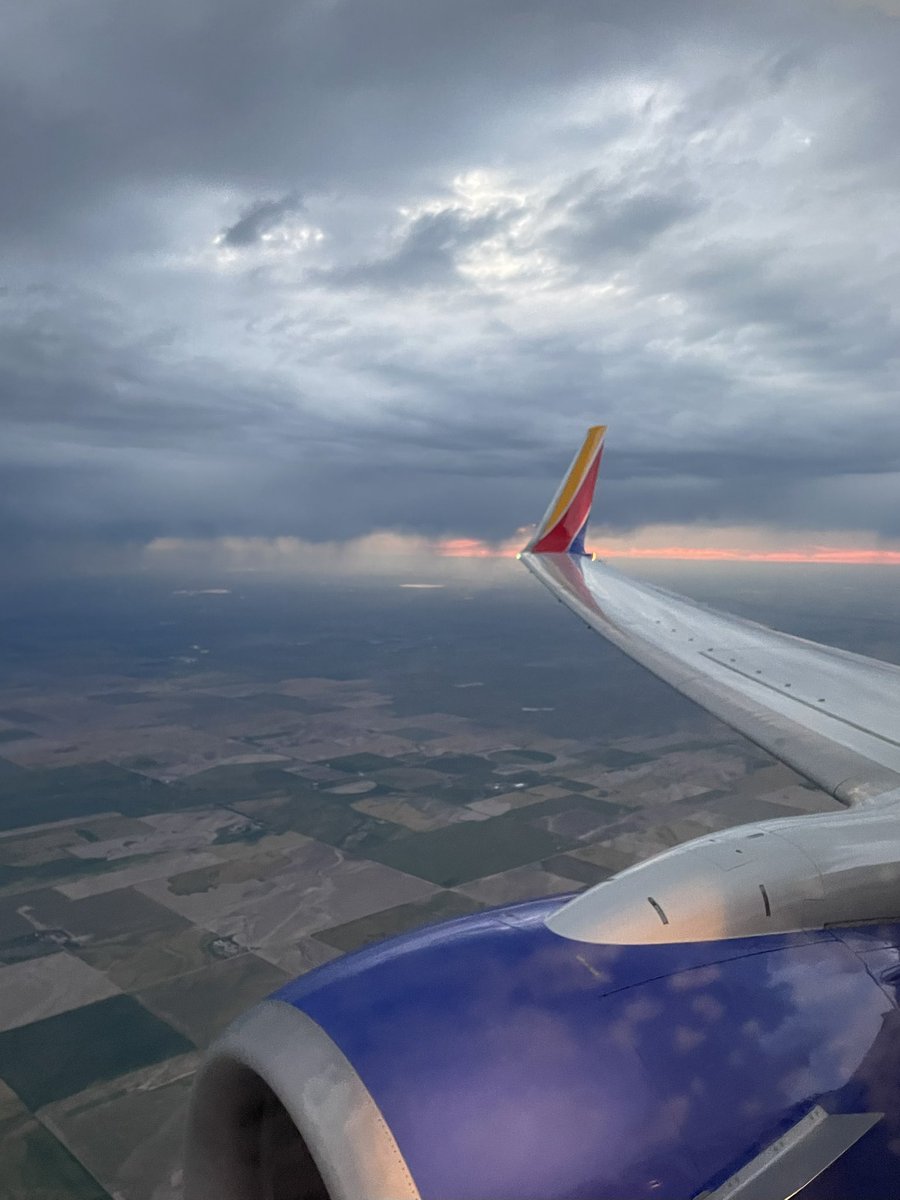 goavs925's tweet image. The flight into DIA last night and we barely felt a bump.  I would fly again with our pilot any time!! #summerthunderstorms #COwx @LaurenCBS4 @DaveCBS4