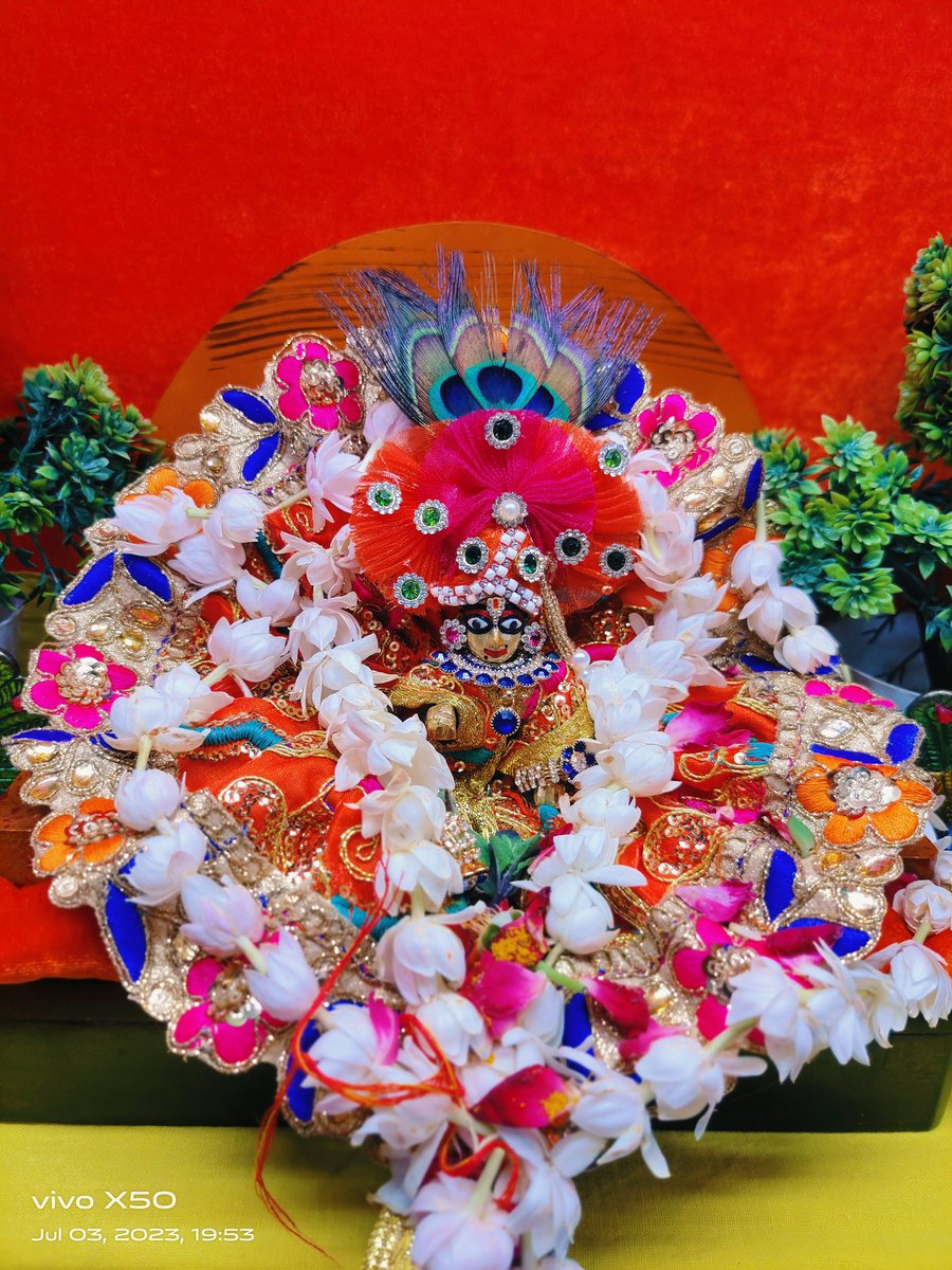 krsnasangini's tweet photo. चाँद वो भरमा गया, तुझको देखा तो शरमा गया❣️✨ 
#madhav_madhavpriyaju #pranvallabh #gurupurnima2023 
@gauravkrishnag https://t.co/4ZZtxTVOAH
