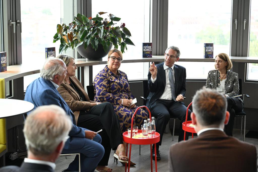 Wirtschaft_SPD's tweet photo. Die Diskussion bei unserer Buchvorstellung #Futurenomics ist in vollem Gange: Bevölkerung bei Investitionsoffensive mitnehmen, @peter_simone stellt Notwendigkeit verlässlicher Pläne der Regierungspolitik in den Mittelpunkt. https://t.co/kLRd7NwIiI