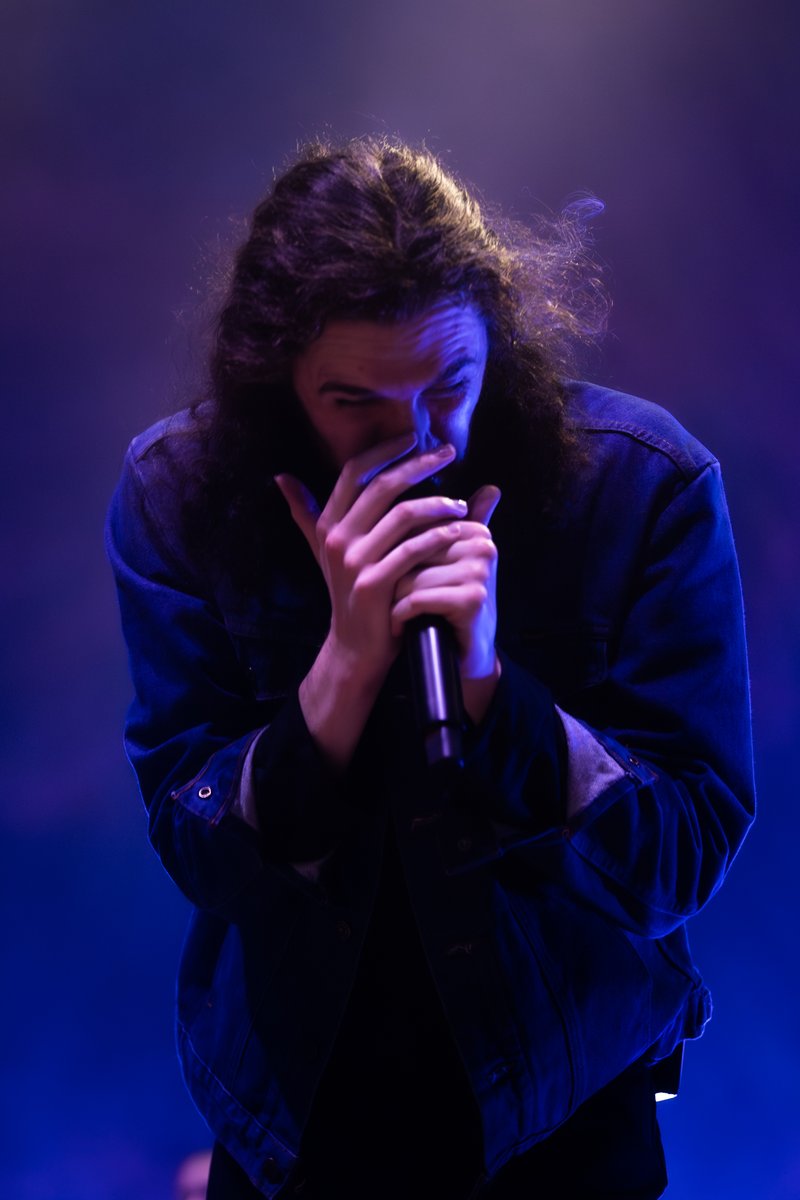 Hozier's tweet image. Newcastle!! Thank you for giving us all that lift last night, we had so much fun. Thank you also to @victoriacanal for bringing her beautiful music to these shows and singing with me yesterday!

📸 @ruthlessimagery