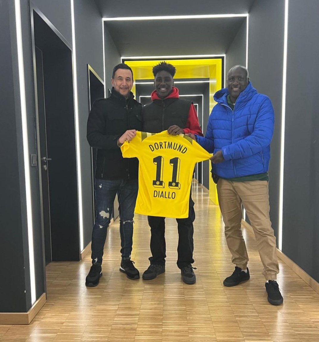 talento20Espano's tweet photo. 🚨 Oficial el extremo español 🇪🇦 Ousmane Diallo (07) nuevo futbolista del Borussia Dortmund ⚫🟡

En principio comenzará en la categoría sub-19 del conjunto alemán 🇩🇪

Para mí uno de los mayores talentos españoles de la generación 2007. https://t.co/qXfMHreyKc