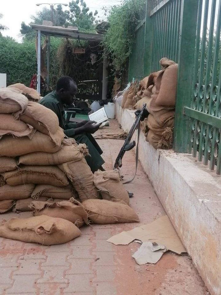 Sudan_tweet's tweet photo. يَا أَيُّهَا الَّذِينَ آمَنُوا اصْبِرُوا وَصَابِرُوا وَرَابِطُوا وَاتَّقُوا اللَّهَ لَعَلَّكُمْ تُفْلِحُونَ ﴿٢٠٠ آل عمران﴾
#السودان https://t.co/yHhEvaHNsP