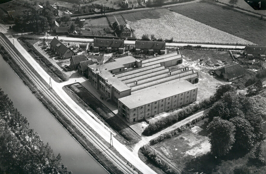 ApeldoornActuee's tweet photo. Wat hebben Verfstoffenfabriek Remmert Holland en Constructie- en Transportwagenfabriek Buiscar met elkaar gemeen? Deze bedrijven waren ooit allebei gevestigd aan Kanaal Zuid. Net als papierwarenfabriek Koldewijn. #CODA

https://t.co/X2GwTowfqT https://t.co/scyVDAeN37