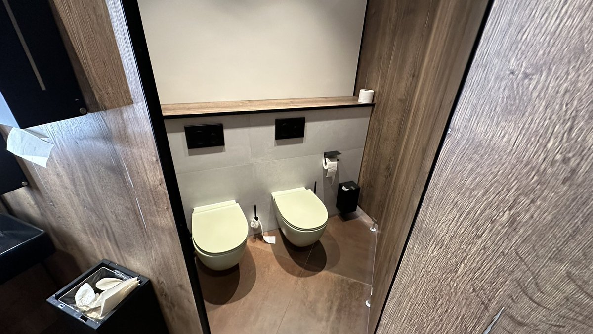 Ähm ich habe Fragen!!! Gesehen in Hannover… im echten Leben 😂😬