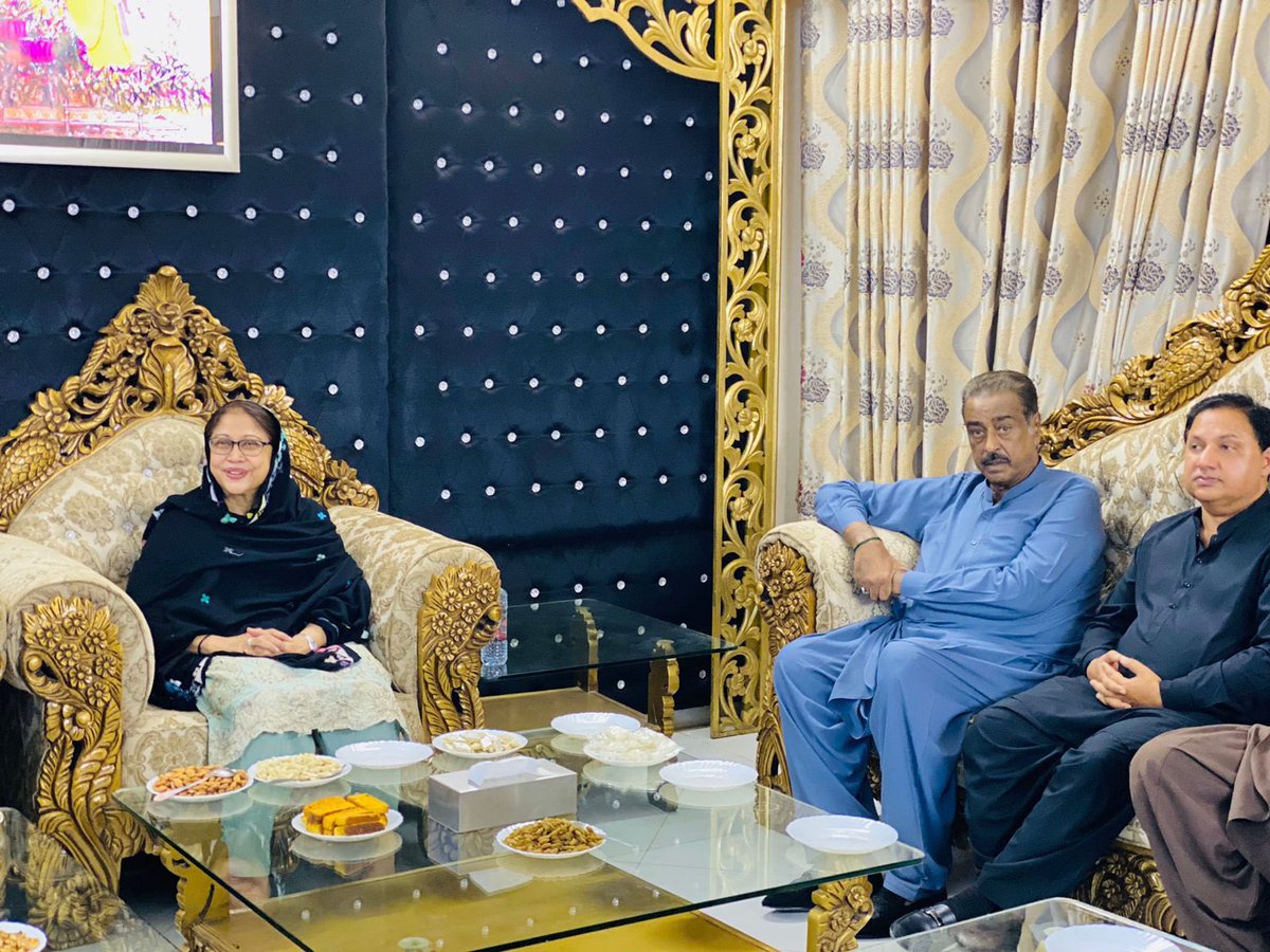 SKLound's tweet photo. Welcomed Madam @FaryalTalpurPk Sahiba at Ghotki Interchange today with Baba, she visited Raharki Sahib , Saen Sadram . She discussed important issues, including law and order of the area, and emphasized on PPP’s commitment & chairman @BBhuttoZardari’s policy for equal rights for minorities. @AseefaBZ @BakhtawarBZ @MediaCellPPP #BilawalBhuttoZardari #NA204 #Ghotki