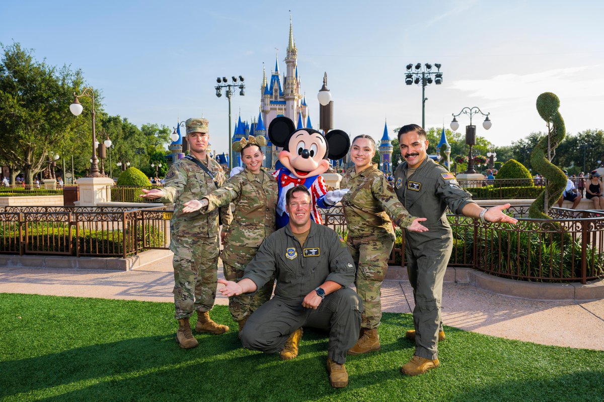 DisneyParks's tweet photo. The @usairforce soared over Magic Kingdom Park in celebration of Independence Day and in honor of our military and their families. https://t.co/NcHCW4reed 🇺🇸 #AFflyover #FourthofJuly #WaltDisneyWorld #DisneySalutes https://t.co/8XgqmnZz6T