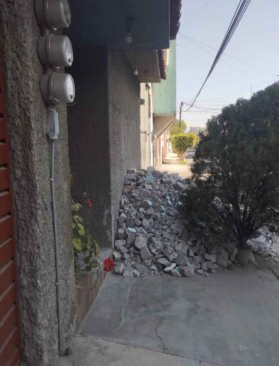 PipchsTV_of's tweet photo. @GobNeza @Adolfo_Cerqueda Donde puedo.poner una queja de un señor que esta construyendo su casa y sacó todo su cascajo a la banqueta ya tiene más de 2 meses ahí ese cascajo los.pestones tenemos que bajar a la calle para poder pasar, incluso suncascajo tapo drensje https://t.co/Ua1vyi3gqw
