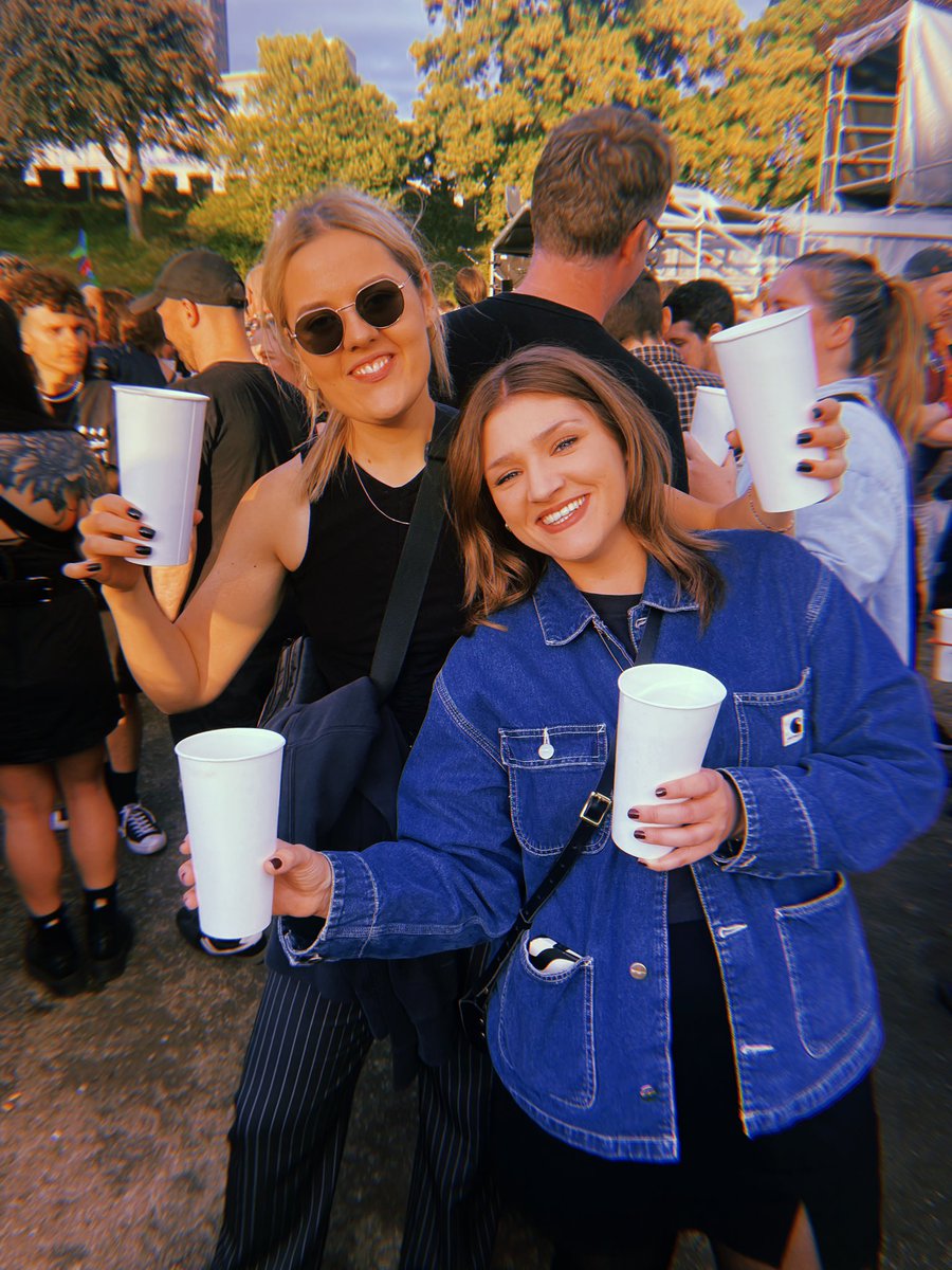 ellsouth's tweet image. We’re playing @theglobecardiff this month and if you would like to make Kristen and me as happy as this - get yourself a ticket.

We’re joined by @airfloband @MurderClubuk and Marble Fires so you should get one regardless. 

Ticket available here: tickettailor.com/events/ellsout…