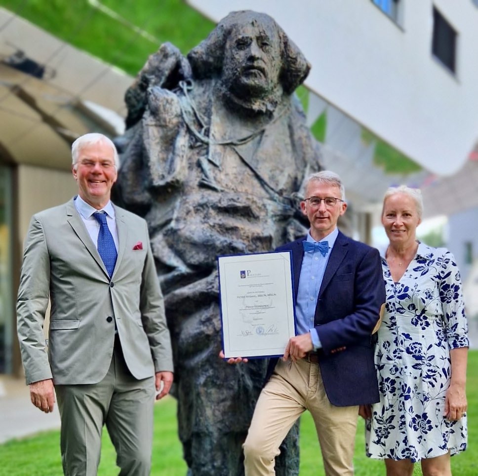 Ich danke allen Kolleginnen und Kollegen, die mich dabei unterstützt haben, heute als Pflegewissenschaftler zu habilitieren! Danke an <a href="/UKSH_KI_HL/">Universitätsklinikum Schleswig-Holstein</a> @paracelsus_uni <a href="/KoepkeSascha/">Sascha Köpke</a> <a href="/DrDaleNeedham/">Dale Needham, MD, PhD</a> <a href="/SabrinaEggmann/">Sabrina Eggmann, PhD</a> und viele, viele andere!