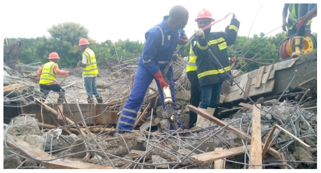 channelstv's tweet photo. FCDA Revokes Developer’s Licence Over Collapsed Building
https://t.co/dukPgMBF7l https://t.co/31sEBpYikB