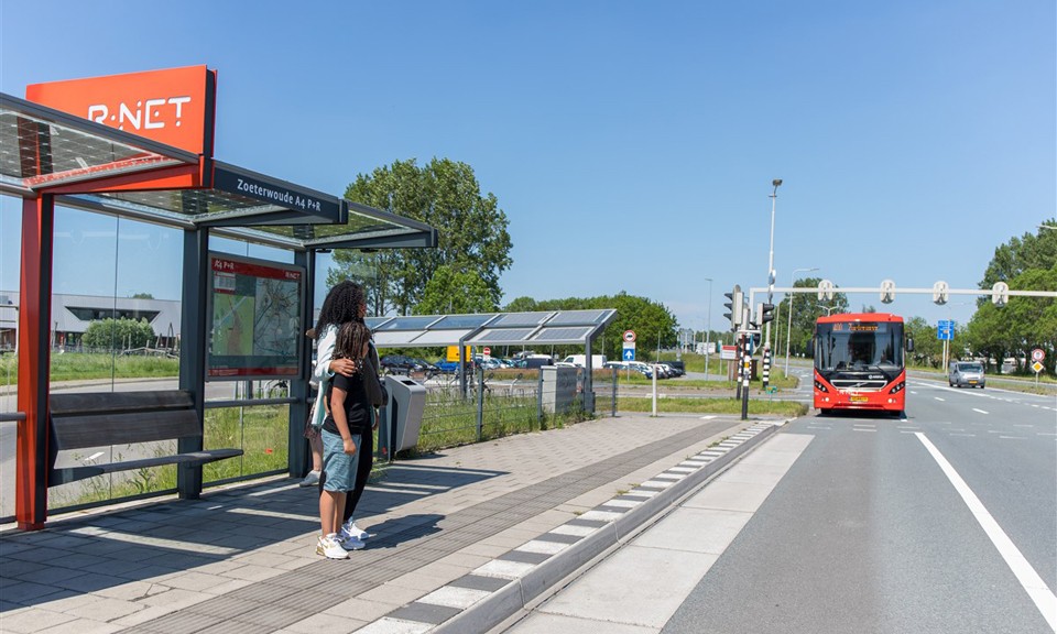 Vanaf december volgend jaar krijgt <a href="/zuid_holland/">Provincie Zuid-Holland</a> Noord elektrische bussen. 
<a href="/infoQbuzz/">Qbuzz</a> gaat met snelle, frequente, comfortabele en schone bussen onze inwoners na corona weer aantrekkelijk busvervoer bieden. 
#energietransitie #stikstof #bereikbaar
bit.ly/44plNWk