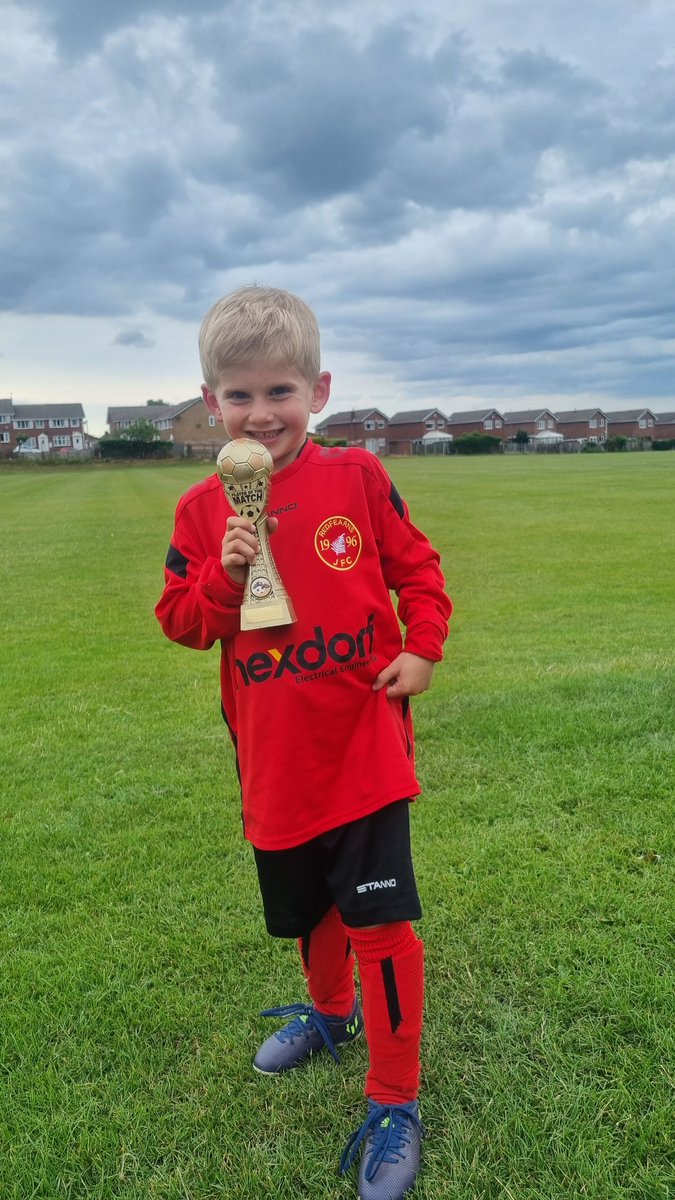 Rebecca65646458's tweet image. Man of the match for Archie tonight and 2 goals....he is super happy and wanted to share it with his friends @mpsclass3 @MPSPEandSport @SimonFo67788129