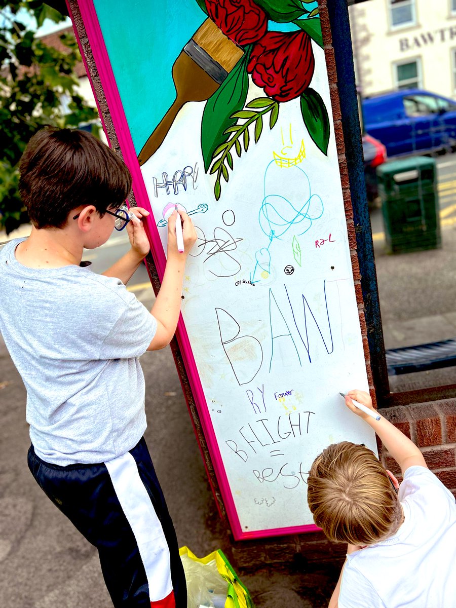 Year 6 channeled their inner Banksy today when they doodled their way round the #bawtryartsfestival art display as part of the community project! Such inspirational and creative ideas #doodles #art #artists