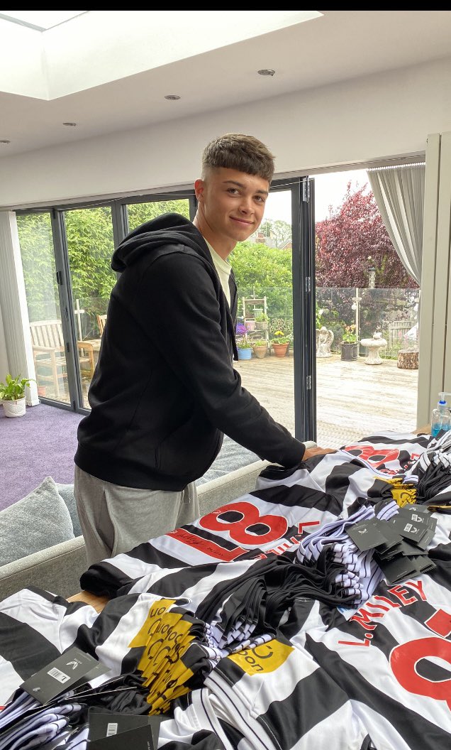 To celebrate <a href="/LewisMiley1/">LewisMiley</a> becoming the youngest ever player to debut for NUFC in EPL. Available now for £249.99 in store at Sportmemorabilia 322b Mayoral Way, Team Valley Trading Estate, NE11 0RT open monday to friday 10am till 5pm or email tsmfc@aol.com