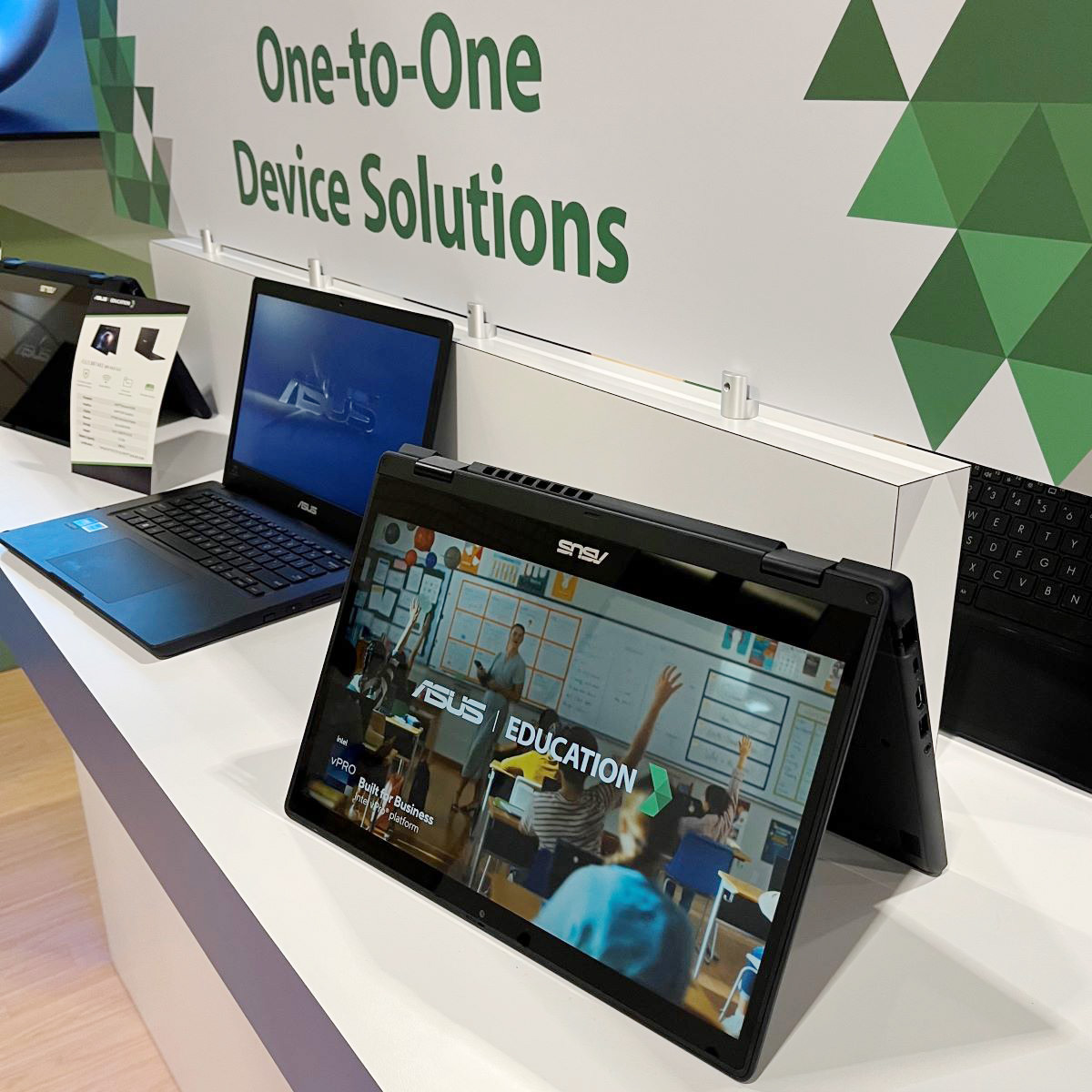 ASUSUSA's tweet image. Students, teachers and EDU professionals need devices that are flexible, durable and intuitive to use!

Take a look at our guide to all of ASUS's solutions for education, below👇 

📸💻: ASUS BR1402, captured at #ISTELive23 ✨