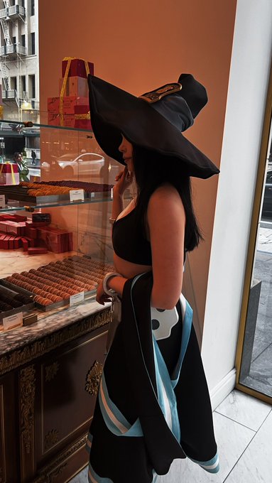 ur local pyrotechnic waifu needs help picking out macarons https://t.co/jZr7AT3J1V