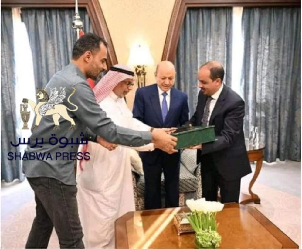 هنا تم بيع حضرموت في سوق النخاسه من هؤلاء من مال بقشان واللجنة الخاصة وآل جابر بيننا وبينكم الشارع هو الحكم.

- مبخوت بن ماضي 30 مليون ريال سعودي 
- بدر باسلمه 5 مليون سعودي 
- عمرو بن حبريش 3 مليون ريال سعودي
- عبدالله الكثيري مليون ريال سعودي
- عصام الكثيري مليون ريال سعودي