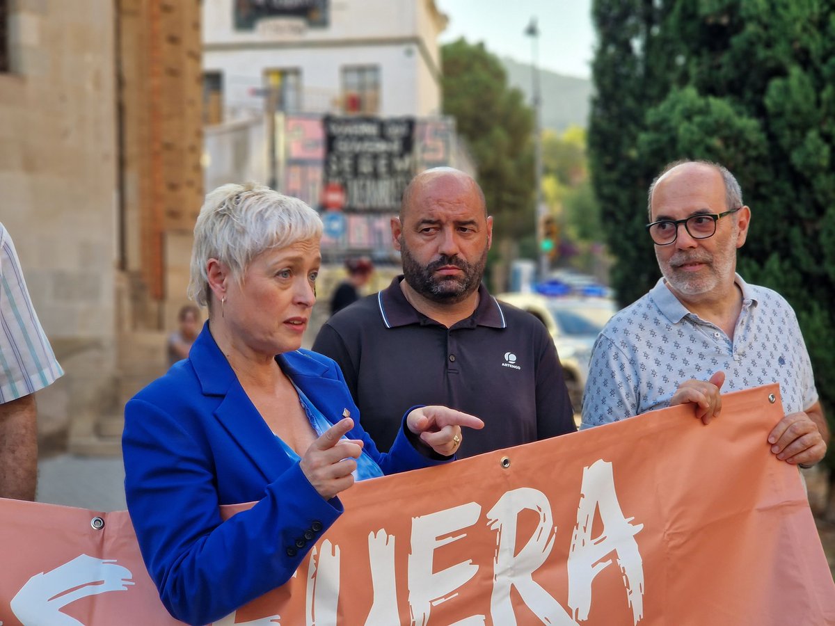 CiutadansBCN's tweet photo. 🟠 CS no falla, mal que le pese al Conseller Elena y al alcalde Collboni.

🗣 Seguiremos acudiendo cada martes a las 20h hasta la expulsión de los delincuentes de El Kubo y La Ruïna.

👨‍👩‍👧‍👧 Y seguiremos explicando a los vecinos quienes son los responsables de lo que sufren. https://t.co/PHQSdDWynm