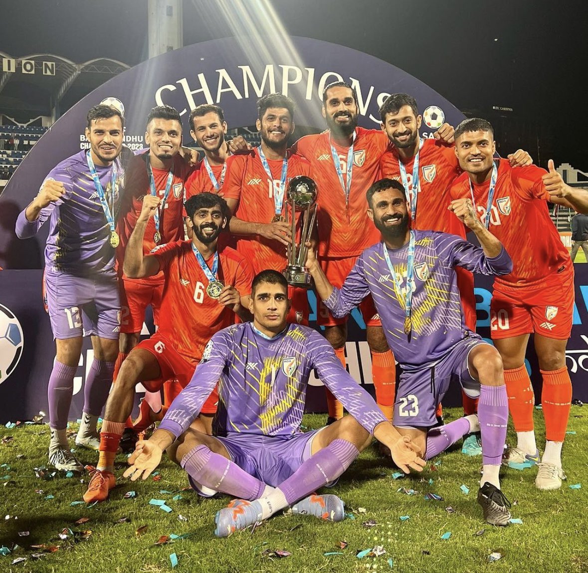 akashmishra_4's tweet photo. Trophy chahiye? 

Aa jao! 🏆😉

#saffchampions #bluetigers #indianfootball #akashmishra #champions https://t.co/cHU7wQfjBG