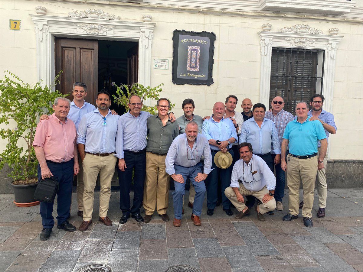 Mucha buena gente se reunió para recordar a nuestro Rafael Campanero, el eterno presidente blanquiverde. 
La tradicional comida del que fue su Consejo y personal no deportivo del #CordobaCF del recordado ascenso a 2ª en Huesca... aquellos maravillosos años
cordobadeporte.com/parentesis-de-…