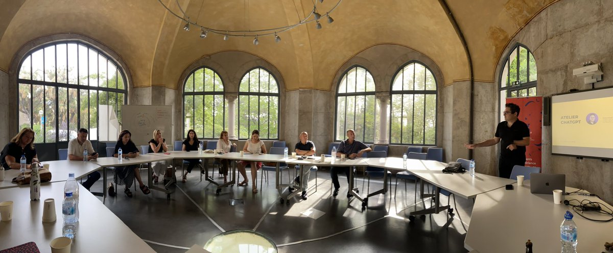 Au programme du #ClubdesDirCom d’ <a href="/AzurProCom/">@AzurProCom</a> ce soir une initiation très pédagogique sur les applications  directes du fameux ChatGpt dans nos métiers de « communiquants » 

👉🏻instructif, inspirant et motivant 
Merci <a href="/PascalScv/">Pascal Scrivani</a> !

🗓️ Rdv à la rentrée pour la prochaine édition 😃