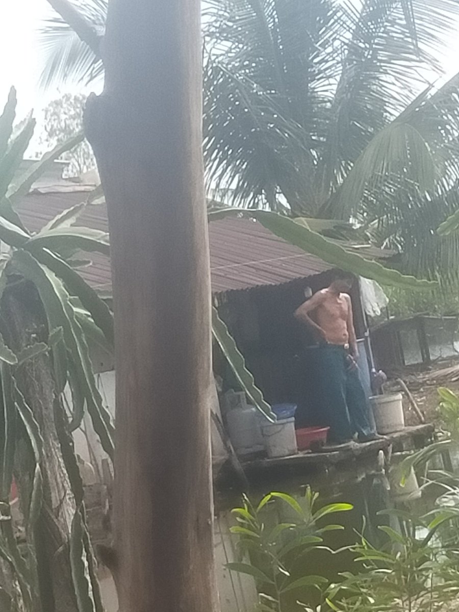 Bcinh5's tweet photo. Trung niên nhậu sỉn đi đái https://t.co/pAG0q5ylpS
