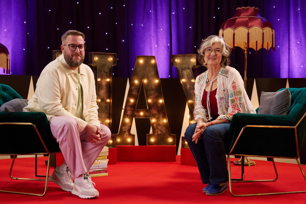 hayfestival's tweet photo. Sky Arts From Hay continues 10pm tonight as host @SavidgeReads meets...
๐ฅ Fats Timbo ๐ฅ
๐ฅ Babara Kingsolver ๐ฅ
Tune in on NowTV or catch up via the @SkyArts Book Club Facebook Group afterwards. #SkyArtsFromHay https://t.co/R8hMBDoPgm
