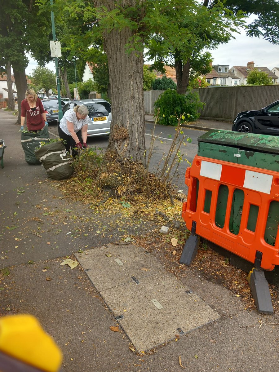 Wandle4Labour's tweet image. When @SuttonCouncil don't have a report it function to ask for work to be completed #Hackbridge residents step in to get the job done. We are building community.