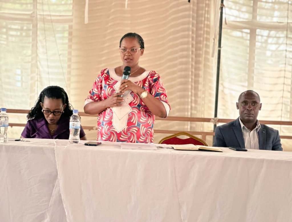 CellMuyange's tweet photo. Hon senateur Adrie Umuhire  mu kiganiro yatanze  yagarutse ku butwari bwaranze inkotanyi maze asaba cyane urubyiruko gukomeza kwigira ku mateka yaranze igihugu cyacu rugakora cyane. ati Ukwibohora nyako ni ugukora cyane kuko turi mu rugamba rwiterambere . https://t.co/ebb8P0yCVs