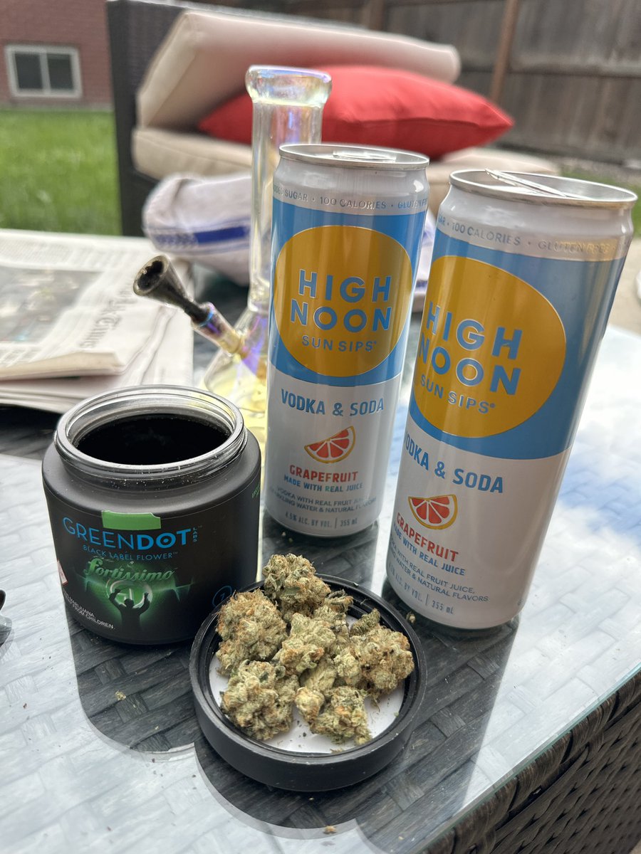 StonedAppetit's tweet photo. Let's get this party started #4thofJuly @GreenDotLabs @highnoonsunsips https://t.co/gnNxGkWx1H