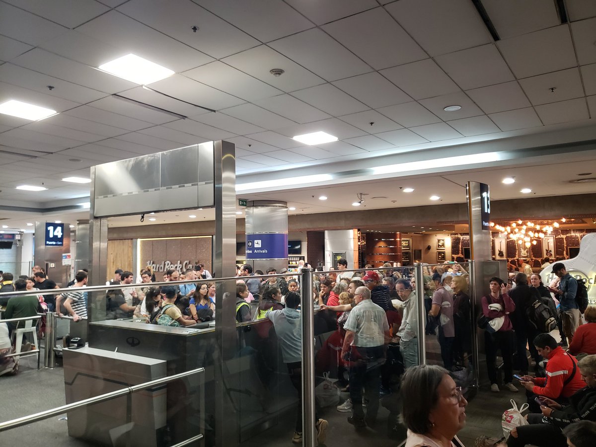 CIntransigente's tweet photo. @flybondioficial dejando plantada a un montón de gente en el aeropuerto. Saben qué "solución" dieron a la gente que estuvo todo el día esperando un vuelo? Dos media lunas y un vasito de café.
10 horas después, avisan que el vuelo no va a salir. Vergüenza @flybondioficial https://t.co/aRTivrity0