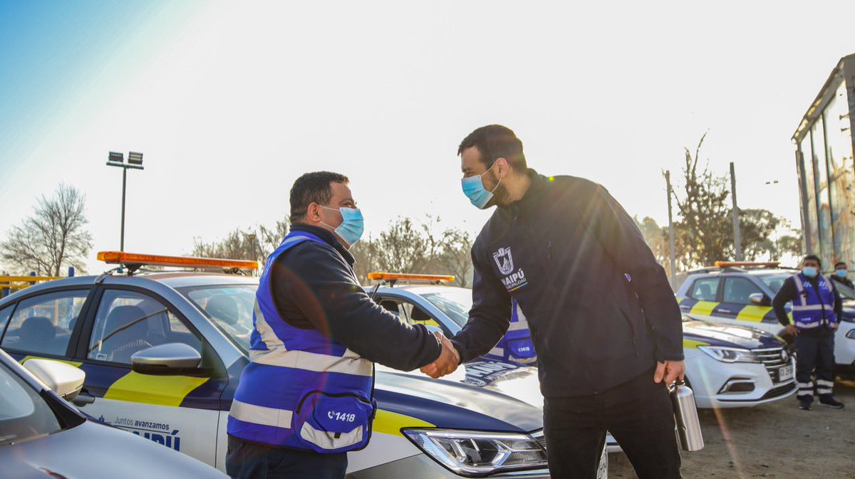 TomasVodanovic's tweet photo. ¿Saben cuántos vehículos de seguridad tenía la @Muni_Maipu cuando llegamos en Julio del año 2021? 
8 camionetas y ninguna moto. 
Mañana lanzaremos nuestra nueva flota, con 32 vehículos y 10 motocicletas. 
La mejor manera de decir, es hacer. Poniendo los recursos donde corresponde https://t.co/EkhVPkQlyM